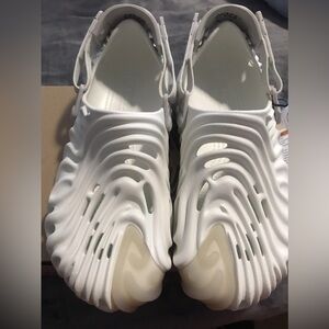 Salehe bembury crocs whire men’s size 11